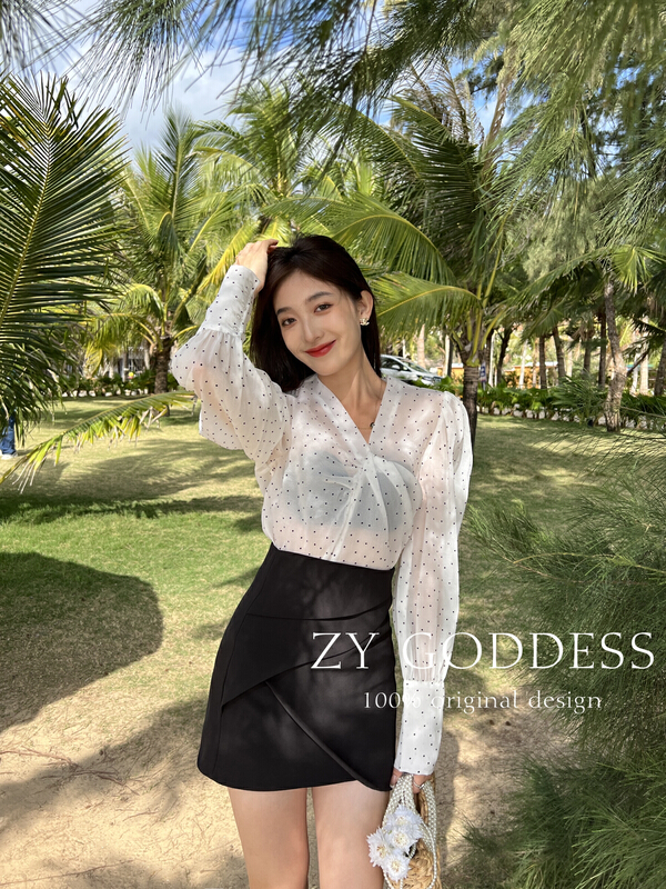 現貨!早春上新!【ZY】法式復古露鎖骨設計感小眾波點小衫  68019#  OZQ