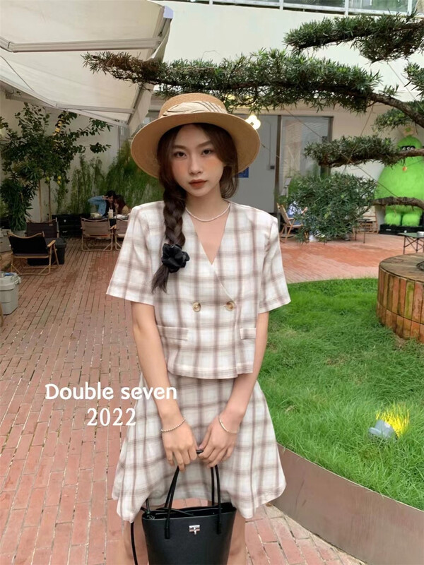 New in early summer! [double seven] Korean V-neck Plaid blouse + sweet skirt suit 26837# zxx