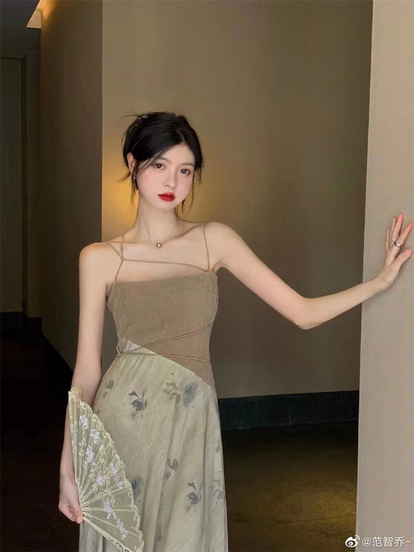 [six] two piece suit 06192# PCZ with solid color outside small shirt + color blocking ink halo dyeing suspender skirt