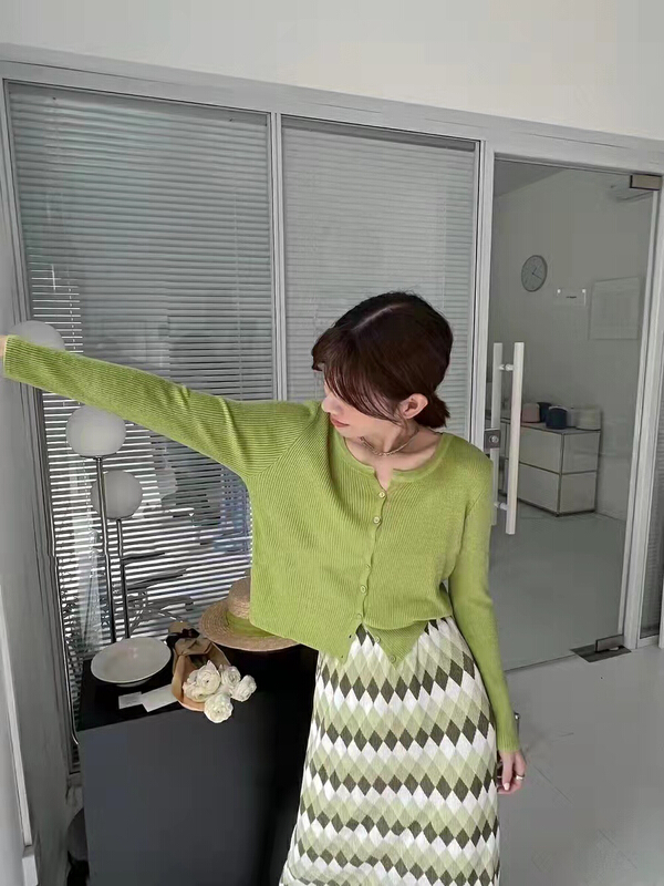 New year in early spring! [qiqiyishe] Matcha color round neck shows thin and simple knitted cardigan 9001# XYY
