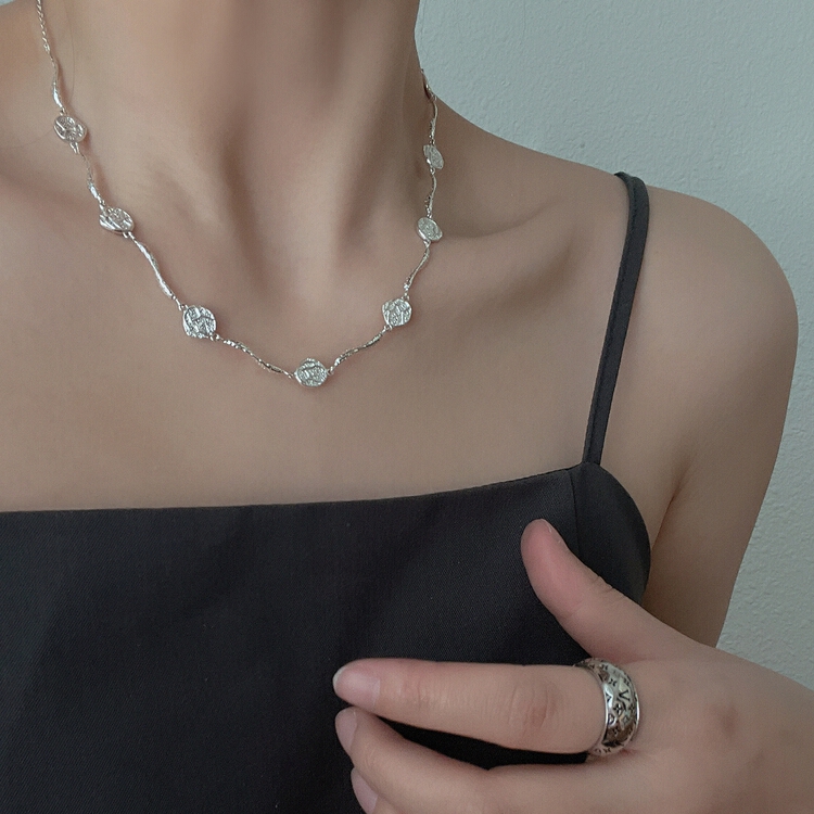 [inside] light luxury high-grade sense small silver wave texture round piece short necklace x1983# zxl