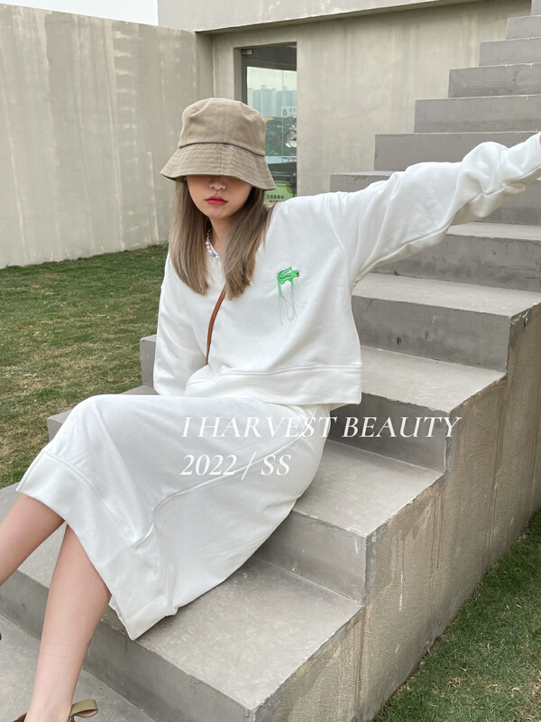 New year in early spring! [I style] Korean round neck sweater + slim slim skirt suit 8116# XYJ