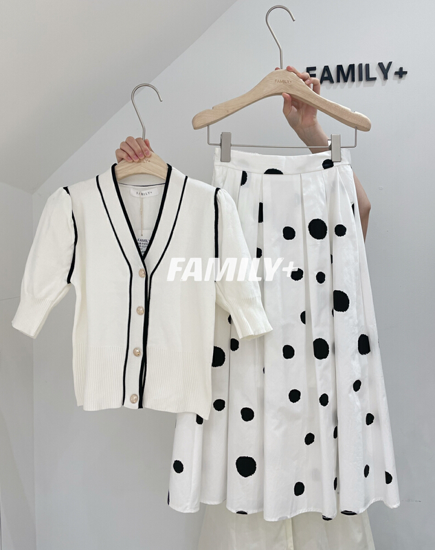 goods in stock! New in early summer! [family +] contrast color V-neck knitted cardigan + Korean wave dot skirt suit 219# ozq