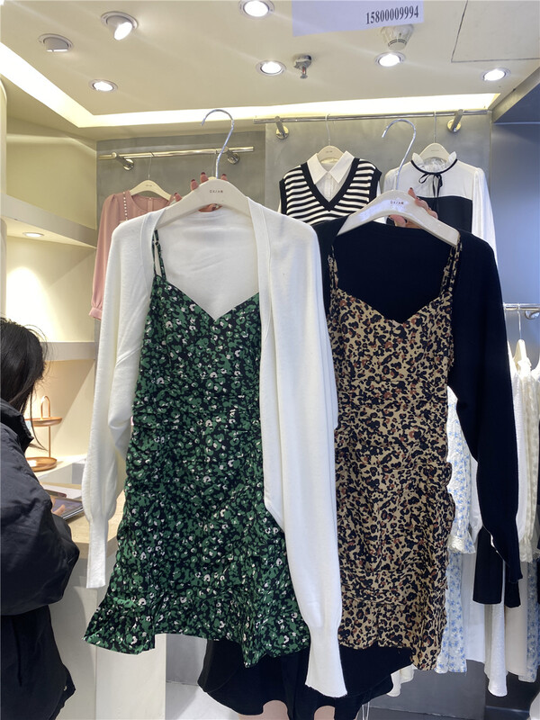 goods in stock! [Zhuo yuaner] Korean version gentle style knitted cardigan + suspender floral dress suit 80801# CSX