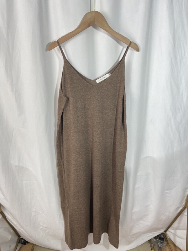 New in early summer! [Yi show shop] light mature style sling simple dress 1085# Cl
