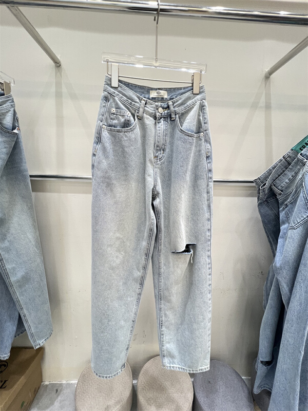 [GD] Korean version of ripped versatile jeans 8532# XYJ