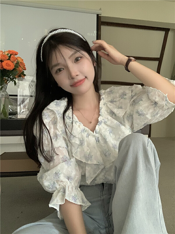 [timely rain] Korean style ins design sense craft French sweet broken flower bubble sleeve V-neck blouse 32547# WPL
