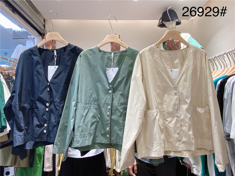 [ninestone Jiushi] V-neck single breasted comfortable shirt 26929# L