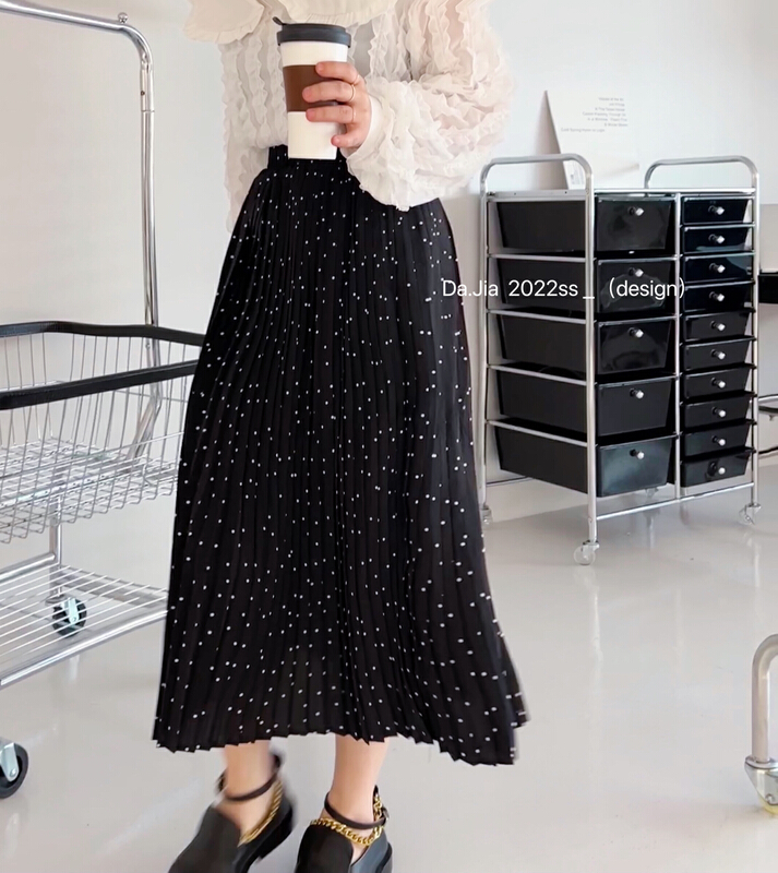 New year in early spring! [Dajia] Korean versatile casual wave point pleated skirt 22123# CLS