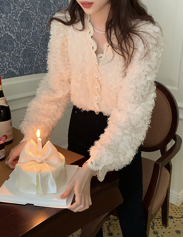 New year in early spring! [timely rain] Han Feng ins retro French style foreign style V-neck pearl button hair Su temperament shirt 72855# YYW