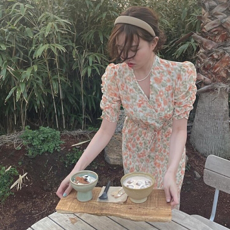 goods in stock! [timely rain] Han Feng ins honey is sweet, gentle and romantic, showing thin V-neck floral dress 75228# WPL