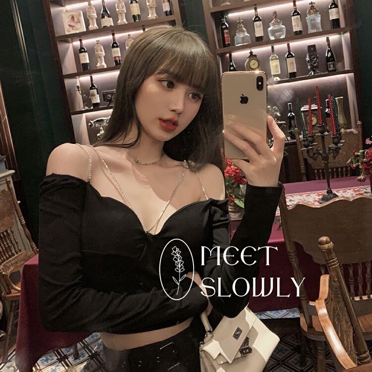 goods in stock! New year in early spring! [CTT] sexy girl with missing shoulder, diamond inlaid chain and chest cushion blouse (non detachable shoulder strap) 1677# cqw