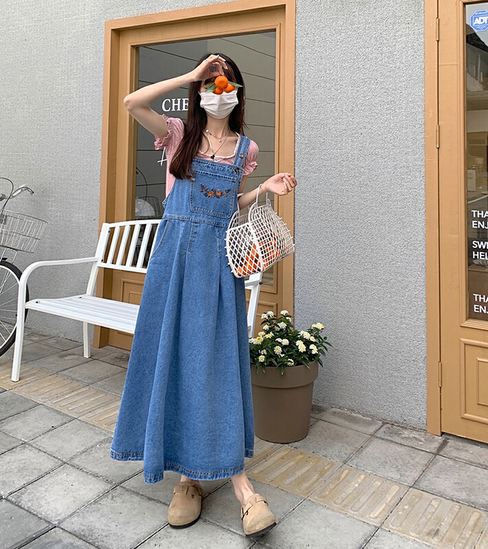 New year in early spring! [timely rain] Han Feng ins retro heavy industry embroidery loose and thin versatile denim strap skirt 02557# jhy