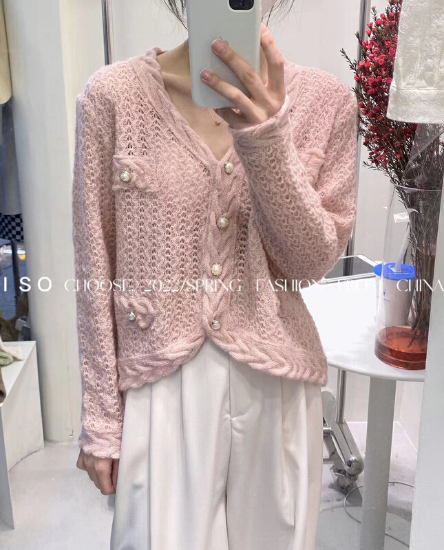 New year in early spring! [ISO Korean] small fragrance V-neck versatile white pearl warm sweater 7037# hjy