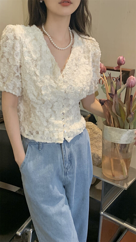 [timely rain] Han Feng ins sweet temperament and thin V-neck exquisite craft lace hook flower shirt 35552# WPL