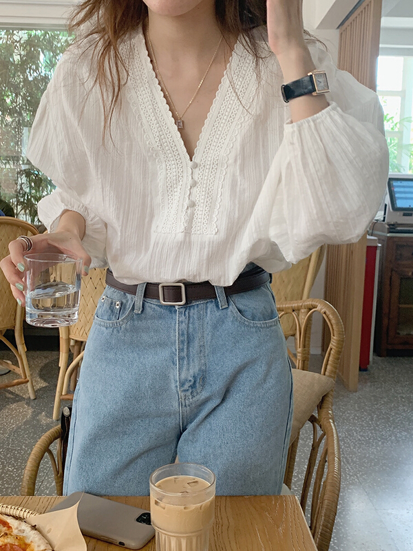 New year in early spring! [timely rain] Han Feng ins sweet, gentle and loose V-neck lace splicing shirt 76111# YYW