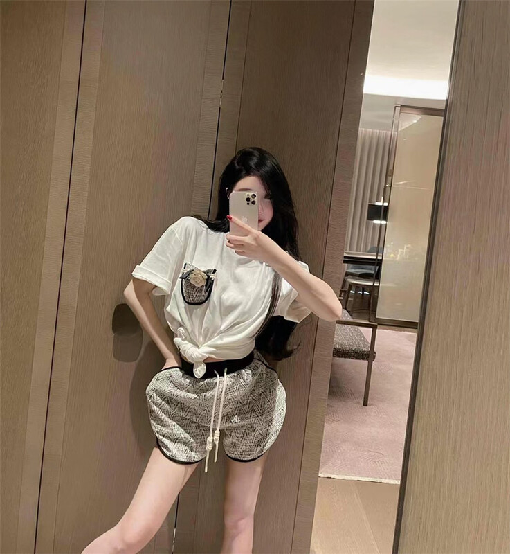 [big C studio] Xiaoxiang simple foreign style short sleeved T-shirt + loose Shorts Set (with corsage) ys1-5068# PCZ