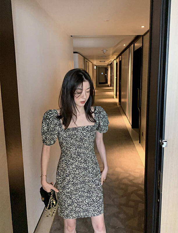 New in early summer! [savage] Korean version of foreign style square neck bubble sleeve temperament, slim waist, floral dress e6928# WPL