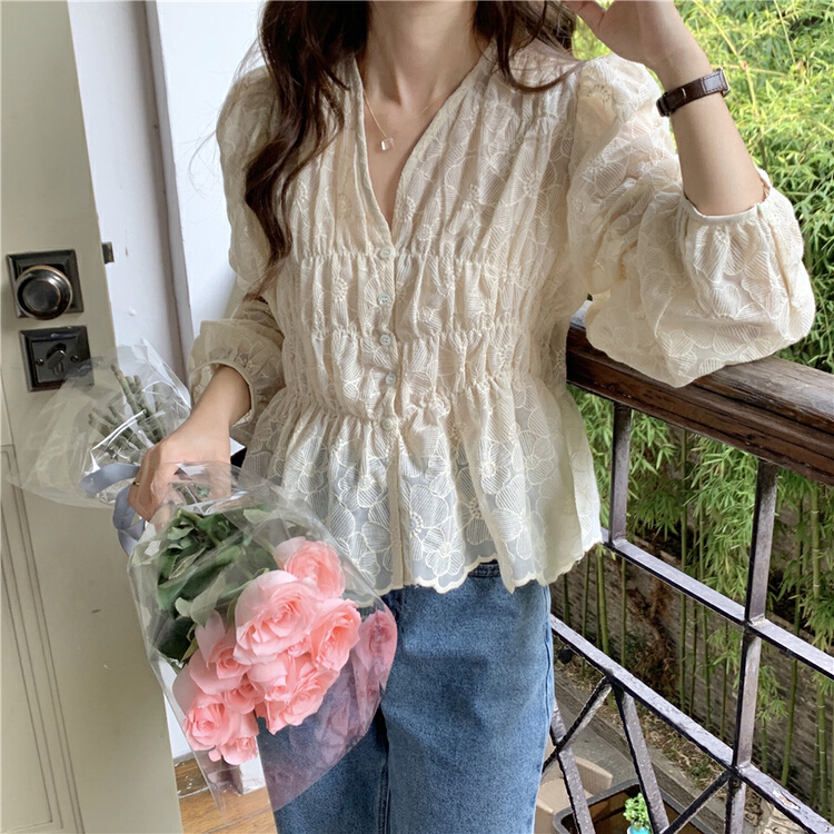 goods in stock! New year in early spring! [timely rain] Han Feng ins design feeling sweet V-neck lace embroidered flower shirt 20952# jhy
