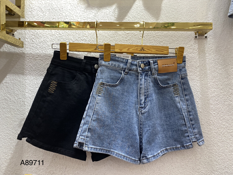 【女王QUEEN】高腰顯瘦特色貼標牛仔短褲  A89711#  OZQ