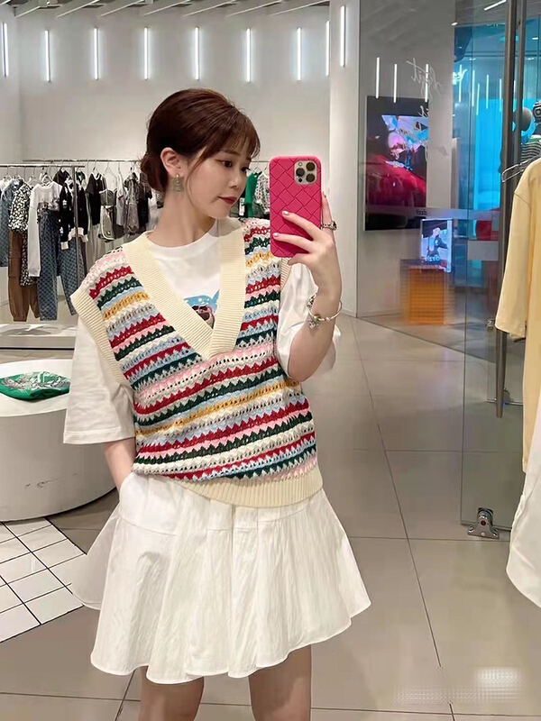 New in early summer! [kakamee] niche design hollow out V-neck knitted vest 1718# LSL