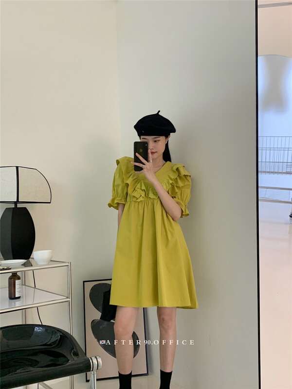 Lady's dress with pleated collar