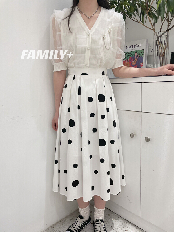 New in early summer! [family +] V-neck single breasted blouse + wave dot sweet skirt set 157# ozq