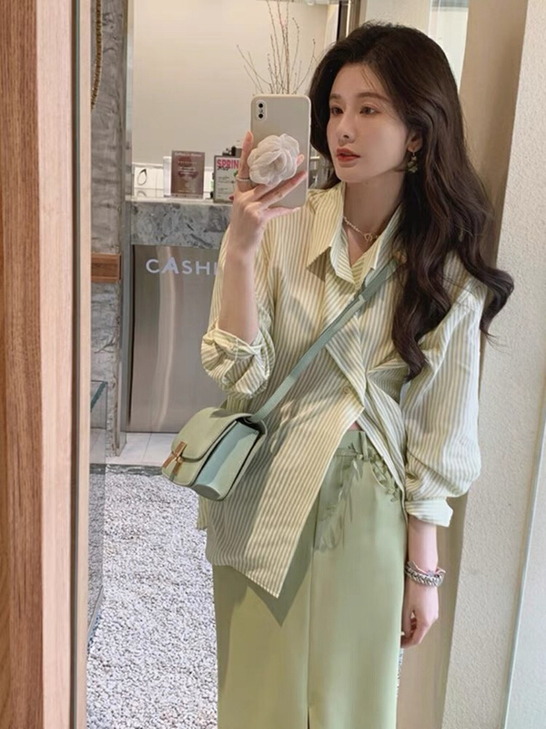 New year in early spring! [jun.t] lazy style Korean design sense of minority vertical stripe loose shirt + simple medium length skirt temperament suit 5671# PCZ