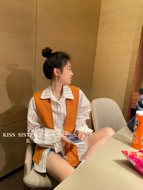 早春上新！【KISS SISTER】學院風條紋寬鬆襯衫(配披肩)  9083#  OZQ
