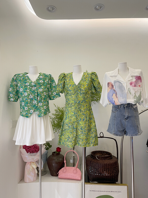 New in early summer! [timely rain] Han Feng ins retro, sweet, white, foreign style, green floral shirt (only shirts) 43585# WPL