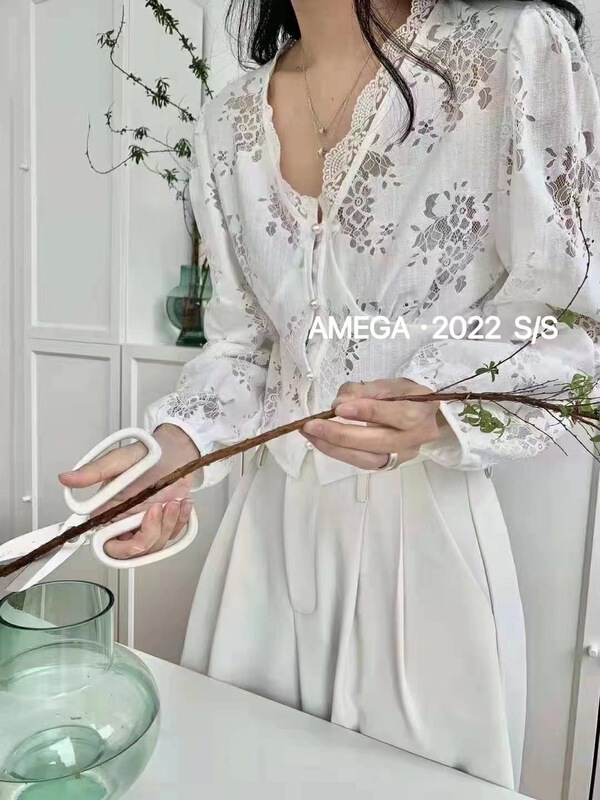 New year in early spring! [amega] niche V-neck lace stitching shirt ys1-6715# HBx