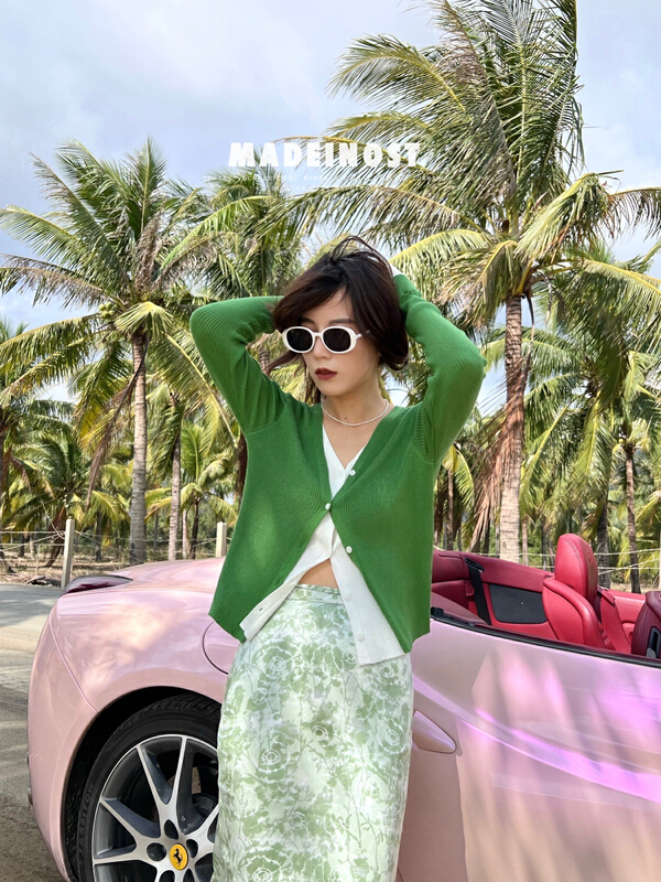 New year in early spring! [OSHA madeinost] advanced fake two-piece V-neck contrast sweater s903# ll