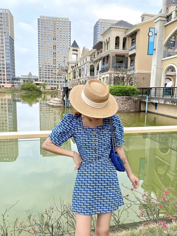 New in early summer! [fan fan] fashion denim letter printed square neck blouse + temperament skirt suit 5618# JJ