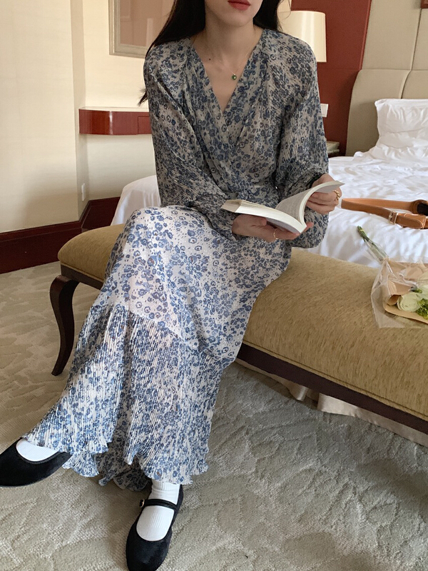 New year in early spring! [timely rain] Korean style ins French retro light mature style V-neck Floral Chiffon Dress 52190# YYW