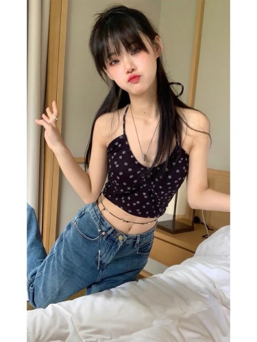 Xiaoxian Nizi's neck hanging suspender vest, women's interior with summer design sense, small people wear black broken flower pure desire jacket outside