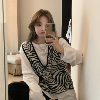 2021 new Hong Kong Style Vintage stripe knitted vest vest vest women's fashion V-neck jacket