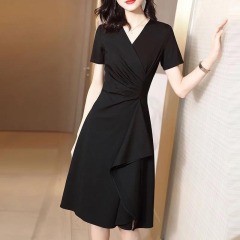 Black dress women's summer high-end slim slim V-neck early spring 2022 new Hepburn small black dress