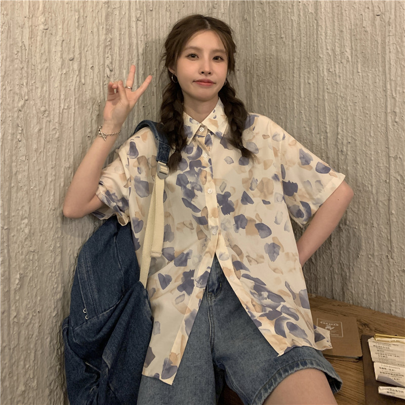 Actual photo of 2022 new summer French Chic short sleeve top advanced design sense of minority V-neck Korean shirt female