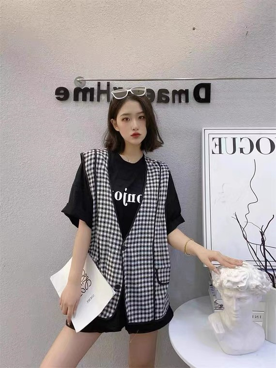 [8090] letter printed short sleeve T-shirt + comfortable Plaid vest set (only T-shirt + vest) 3010\l
