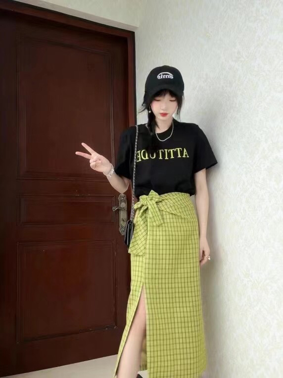 [Xiaolu family] letter printed short sleeve T-shirt + chic slit check skirt set 80665\wtt