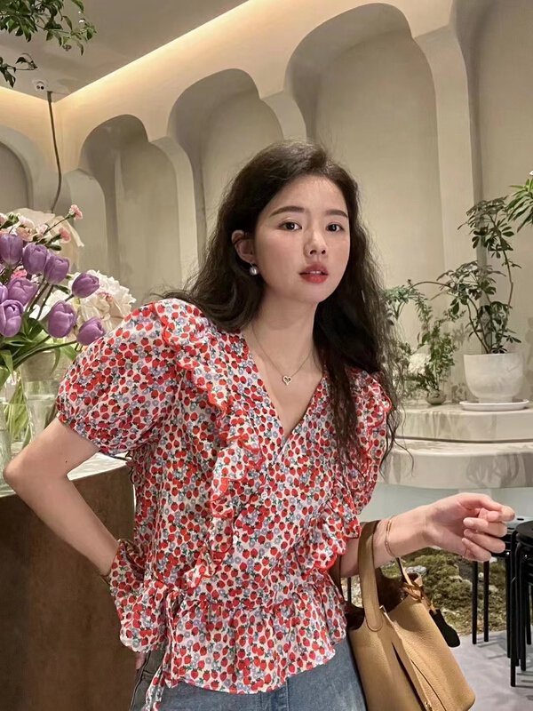 [baby] V-neck embroidered strawberry shirt 8662\t