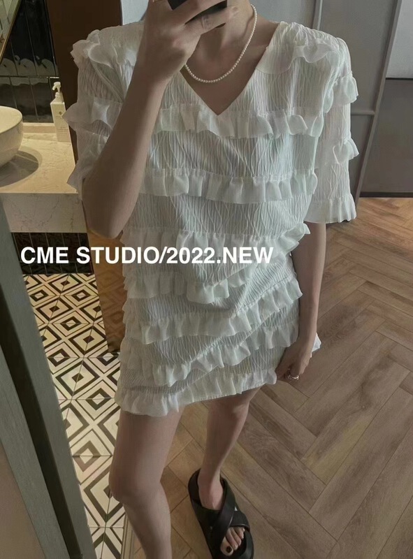 [c.c+] V-neck layer upon layer wood ear edge solid short sleeve crimped dress 6033\wtt