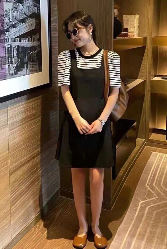 [Xiao Fan's family] striped Short Sleeve Top + Korean loose strap skirt suit 8272\lsw