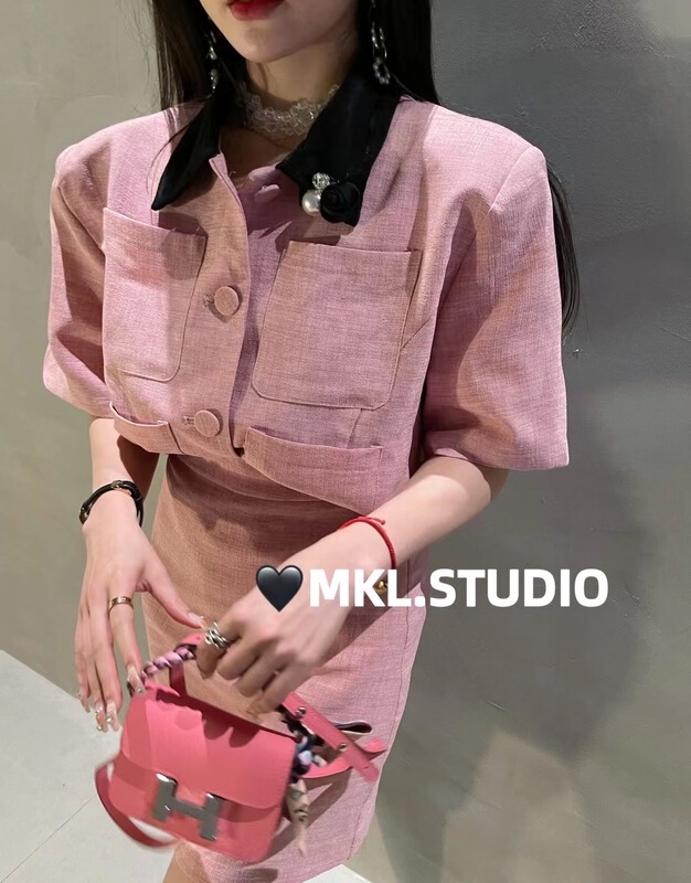 [Mikala] small fragrance single breasted short sleeve shirt + Hip Wrap Skirt Suit (with detachable Brooch) 510\pcz