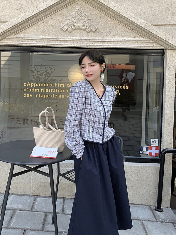New year in early spring! [from.v] simple and versatile plaid shirt + slim and versatile solid skirt set 6623\l