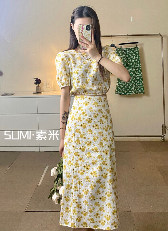 [Sumi] Korean version round neck pullover shirt + high waist flower skirt suit 7009\zjy