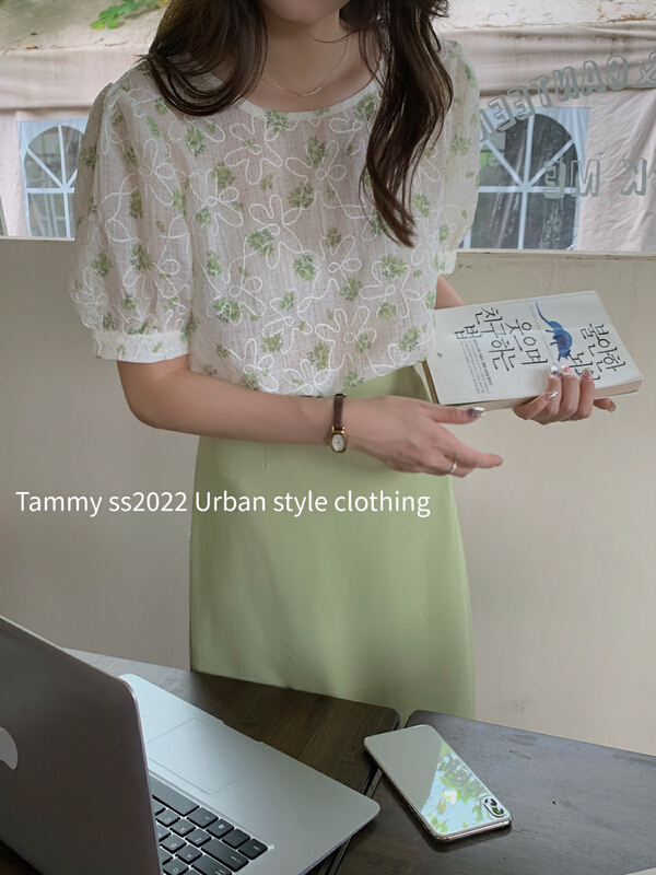 [Tammy] round neck three-dimensional floral simple loose city style versatile shirt 63068\l