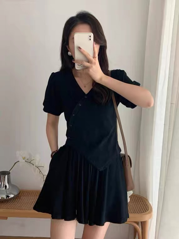 [Kiki studio] V-neck side button short sleeve T-shirt + drawstring tie casual Shorts Set 5957\hjy