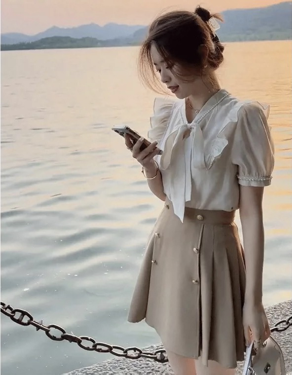 [Kiki studio] versatile Top + comfortable slim skirt set 6067\hjy