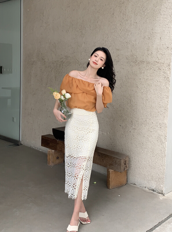 [Xiu Xixi] Korean version fashionable heavy industry hook flower embroidery hollow out versatile side slit skirt 19512\jhy